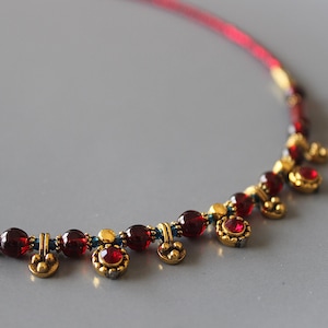 Ręcznie robiony naszyjnik z czerwonych koralików: turecka biżuteria boho