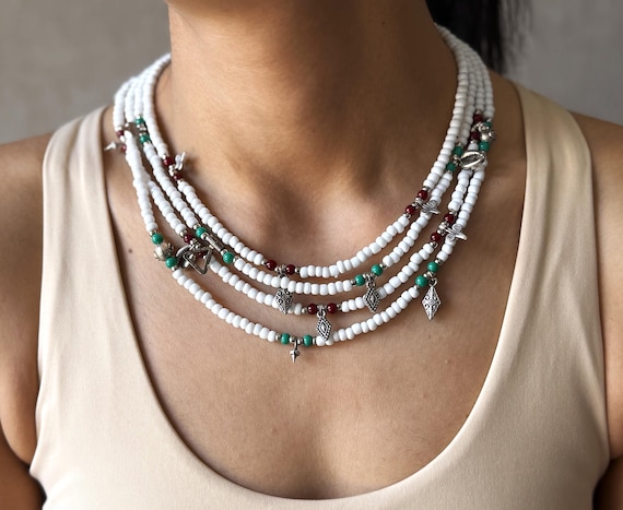 エスニックチャーム付きマルチストランドホワイトビーズネックレス
