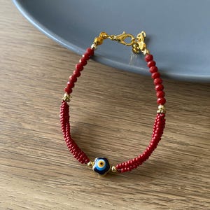 Pulsera turca con dije de ojo turco y cuentas – Variaciones en rojo, verde y turquesa – Ajustable