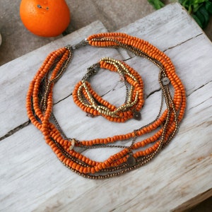Conjunto de collar y pulsera con cuentas de madera de color naranja: joyería bohemia con un toque especial.