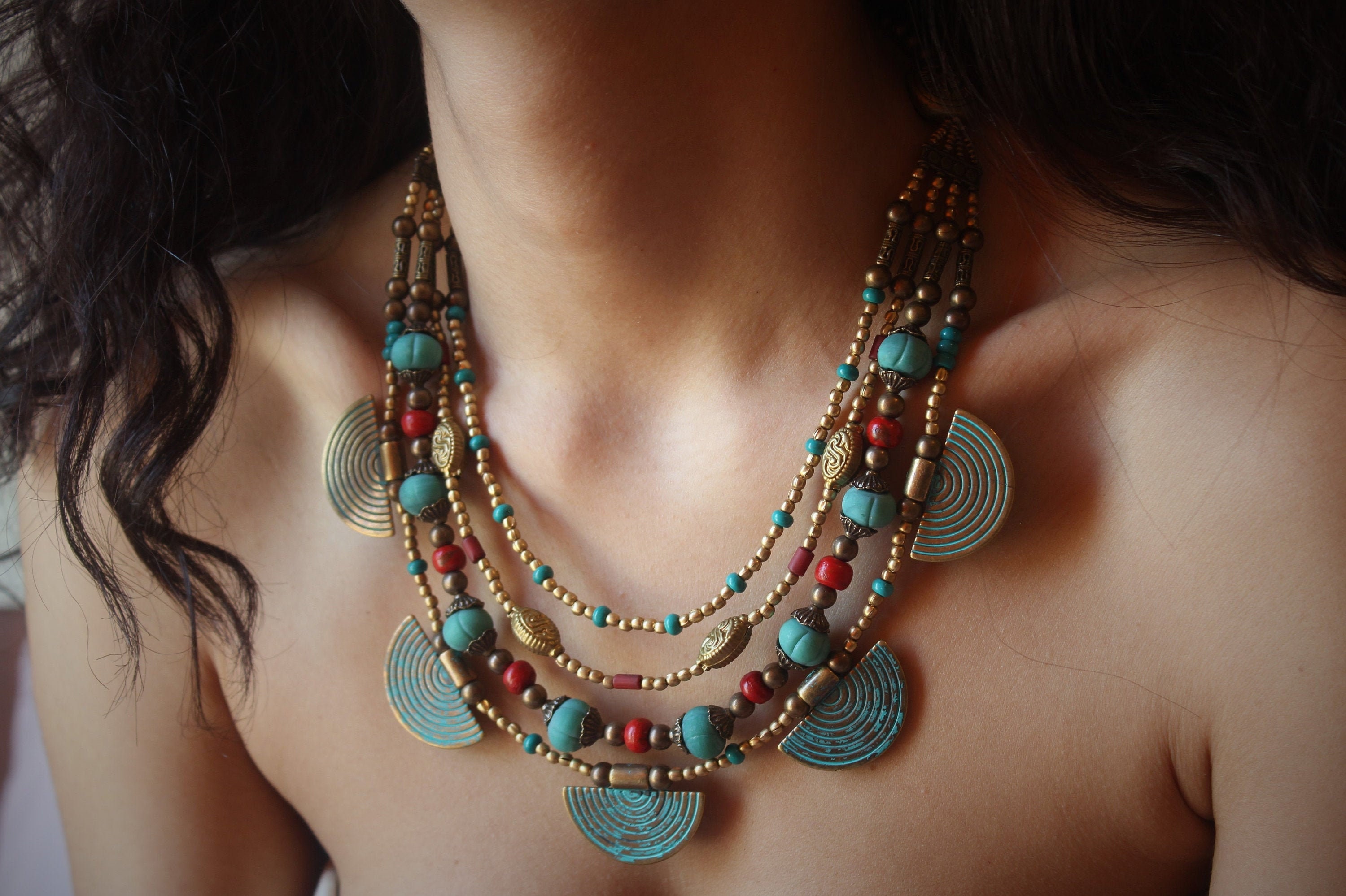 Collier Plastron Articulé G.M – Acier Chromé Avec Pierres Synthétiques Rouges, Forme Triangulaire