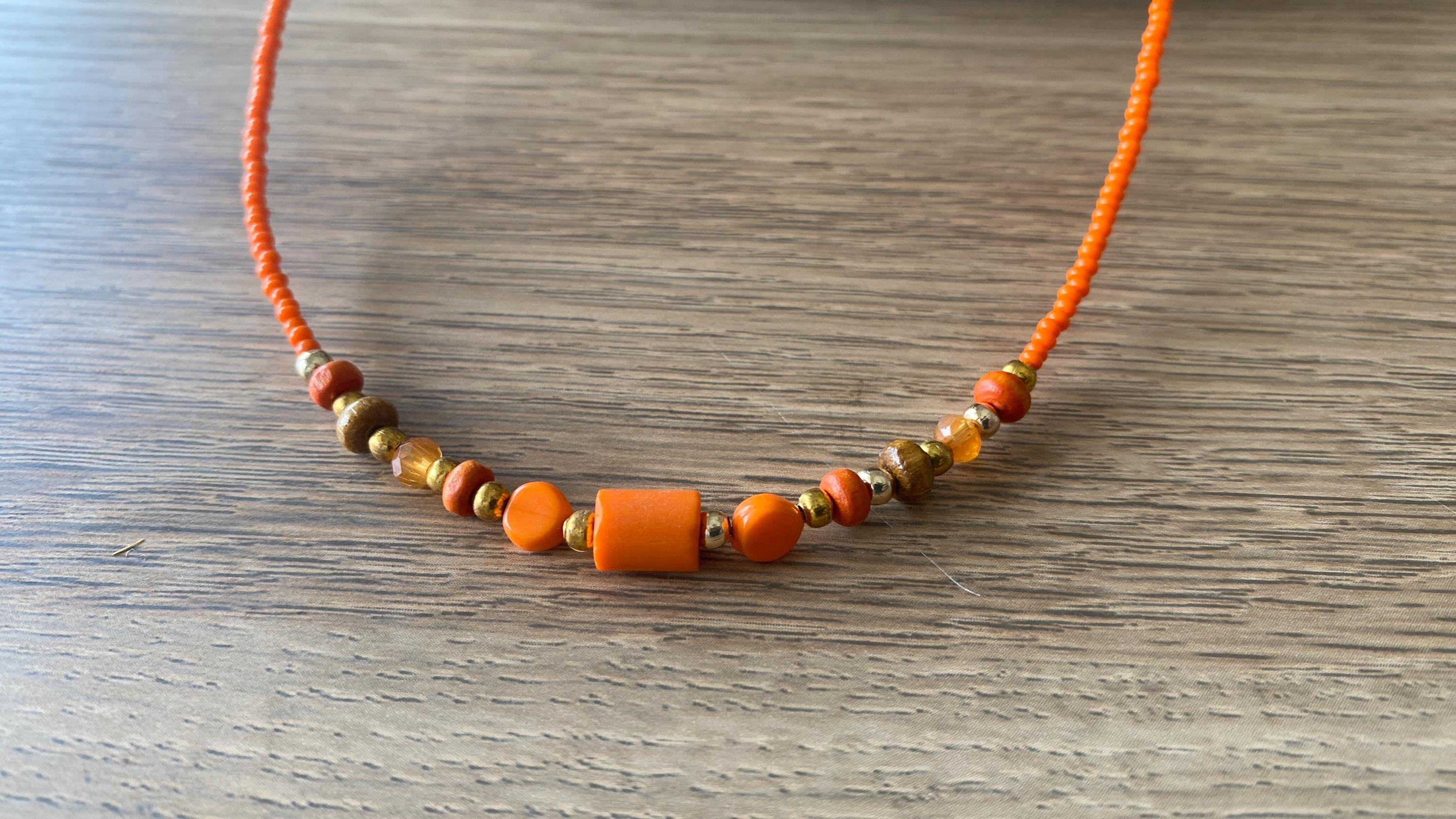 オレンジボヘミアンシードビーズネックレス - ゴールドのアクセントが