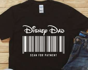 Puede incluir: Camiseta negra con texto blanco que dice "Disney Dad" y un código de barras debajo con el texto "Scan for Payment".