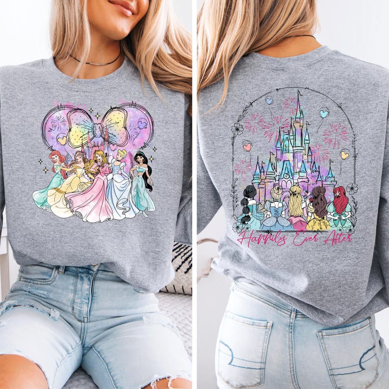 Puede incluir: Una sudadera gris con un dise&ntilde;o de acuarela de princesas Disney frente a un lazo rosa y una sudadera gris con un dise&ntilde;o de acuarela de princesas Disney frente al castillo de Cenicienta con fuegos artificiales y el texto "Happily Ever After".