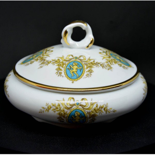 Porcelaine française, Vintage (50's), signée LIMOGES, délicatement décorée d'un décor en médaillons et dorée à l'or fin, pièce de qualité !