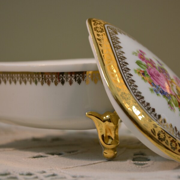 Porcelaine de Limoges, signée, dorures à l'or fin.