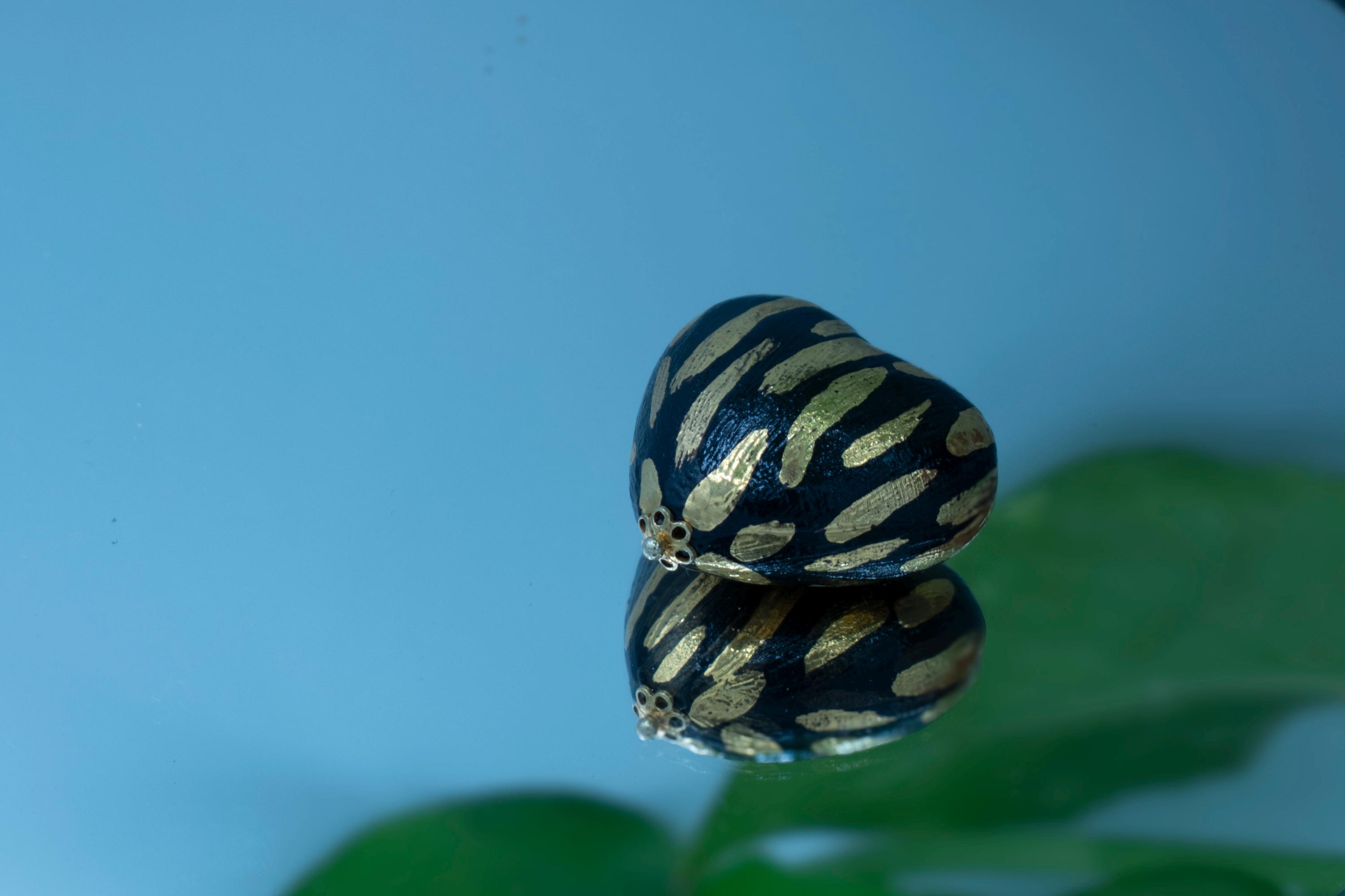 Schwarz-goldener Keramikanhänger, Halskettenanhänger, Armbandanhänger, personalisierter Ohrring, herzförmiger Anhänger