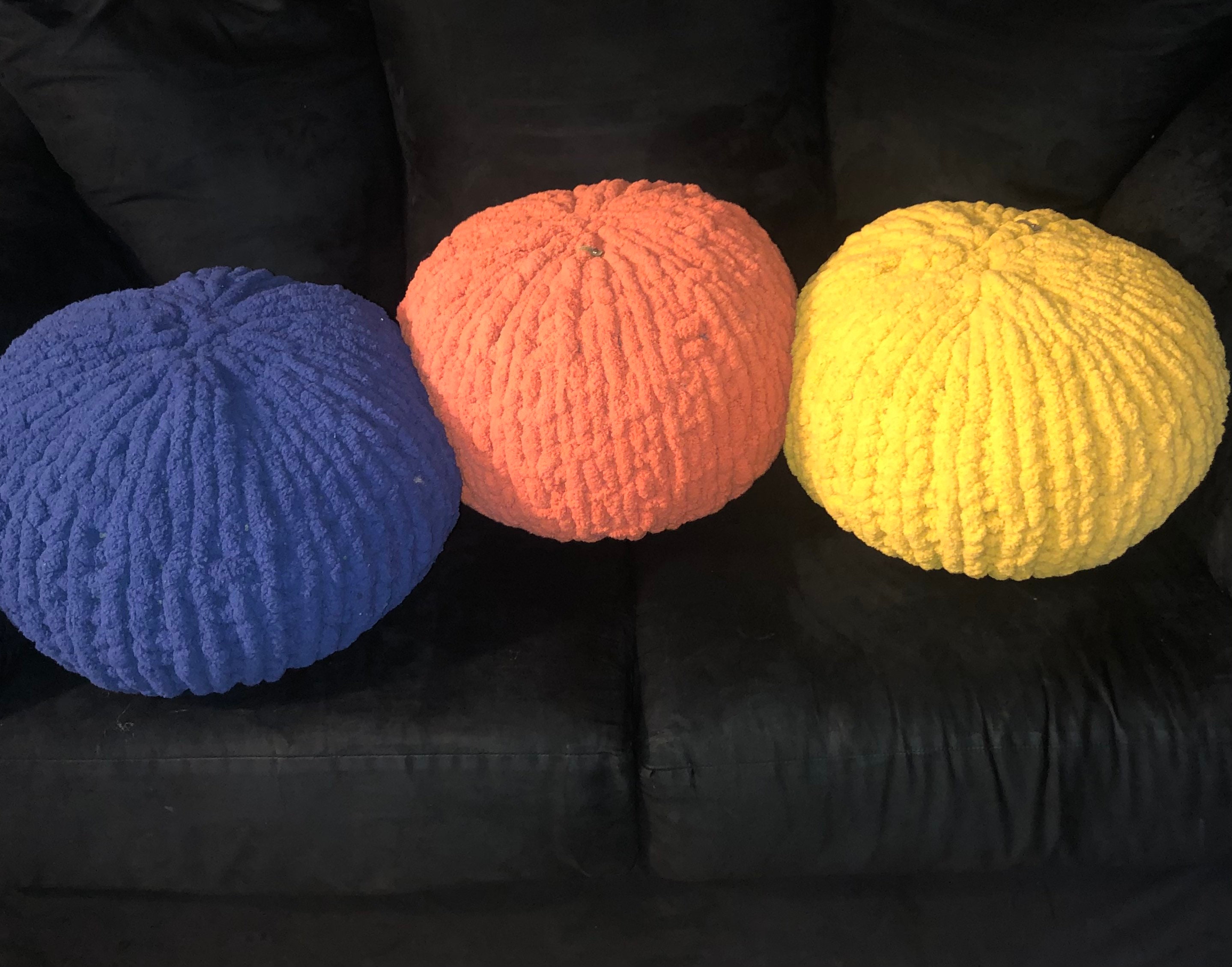 Decorative Pillow Chunky Yarn Personalized Round Pillow Etsy