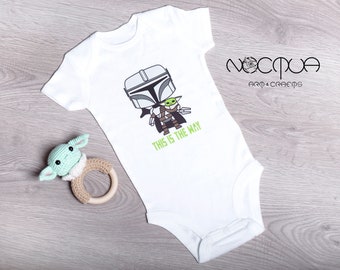 Ensemble cadeau au crochet Mandolorien - Hochet grogu et grenouillère extraterrestre pour bébé - Idée babyshower de science-fiction et hochet pour bébé