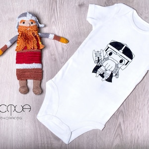 Dwarf warrior crochet gift box - Baby bodysuit and plush dou dou babyshower idea - Dwarf ragdoll celtic nursery set