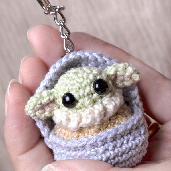 Baby alien in space pod crochet keychain - green baby alien keyring - baby yoda keychain - Crochet amigurumi mandalorian