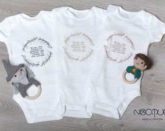 Unisex babypakje met quote - de kleinste persoon baby onesie - lotr babyshower - Aangepaste baby bodysuit met naam - Baby aankondiging idee