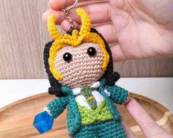 Llavero amigurumi de Loki Muñeco de crochet del dios de las travesuras  Coleccionable de Loki con teseracto Peluche celta de crochet de Loki