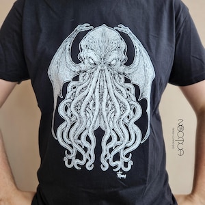 Cthulhu T-Shirt – Original Hand-Drawn Design Inspired by H.P. Lovecraft – Unisex Horror Shirt in Black or White