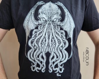 Camiseta Cthulhu – Camiseta com design exclusivo inspirado em Lovecraft – Camiseta com estampa de horror cósmico – Roupa inspirada nos mitos góticos para fãs de terror