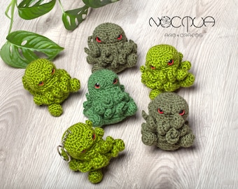 Chaveiro de Cthulhu feito à mão em crochê - Pelúcia amigurumi lovecraftiana exclusiva