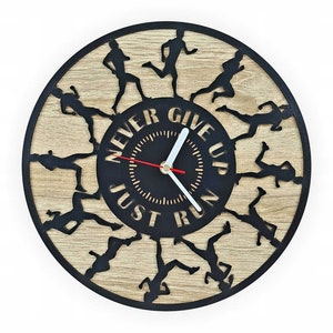 Puede incluir: Un reloj de pared negro y de madera con fondo negro y agujas blancas y rojas. La esfera del reloj tiene las palabras "Never Give Up Just Run" alrededor de la esfera con siluetas de corredores alrededor del exterior de la esfera.