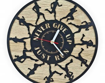 Puede incluir: Un reloj de pared negro y de madera con fondo negro y agujas blancas y rojas. La esfera del reloj tiene las palabras "Never Give Up Just Run" alrededor de la esfera con siluetas de corredores alrededor del exterior de la esfera.