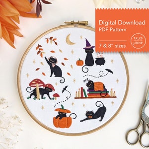 Può includere: Arte di ricamo a cerchio con gatti neri in varie scene autunnali. Il design include un gatto con un cappello da strega, un gatto che legge un libro, un gatto in una zucca e un gatto con foglie che cadono. Il cerchio ha un diametro di 7 o 8 pollici. "Tales from the Hoop" è scritto nell'angolo in alto a destra.