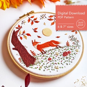 以下が含まれることがあります： 満月、落ち葉、キノコのある森のシーンを歩くキツネを描いた刺繍のフープアート。フープの直径は6インチまたは7インチ。右上の隅に「Tales from the Hoop」の文字があります。