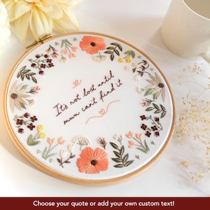 Kit per ricamo floreale personalizzato: citazione personalizzata, decorazione fatta a mano - Telaio da 20 cm