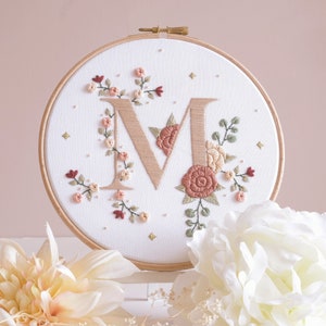 Kit de bordado de monograma bohemio personalizado • Aro de 7" • Tema floral Boho Dusky Rose • Decoración y regalo hechos a mano • Pintura dorada opcional