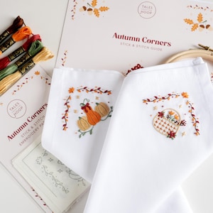 Può includere: Un kit da ricamo con tessuto bianco decorato da motivi autunnali di zucche e un cesto di fiori. Include fili da ricamo colorati, un telaio in legno e libretti di istruzioni intitolati Autumn Corners Stick & Stitch Guide.