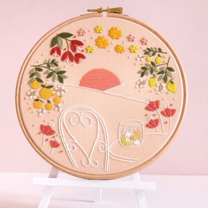 Kit de broderie pêche coucher de soleil • Cerceau de 7 po. • Fleurs d'été, agrumes, heure dorée, thème coucher de soleil • Cadeau fait main réfléchi et créatif