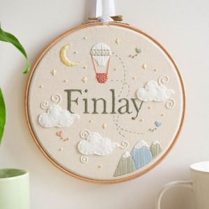 Kit de bordado personalizado Little Explorer • Decoração personalizada para quarto e berçário • Tema de balão de ar quente e nuvens • Presente artesanal atencioso