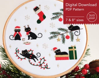 Könnte beinhalten: Ein digitales Download-PDF-Muster zum Sticken mit schwarzen Katzen in verschiedenen weihnachtlichen Szenen, darunter eine Katze mit Weihnachtsmannmütze, eine Katze im Strumpf und eine Katze unter einem Weihnachtsbaum. Das Muster ist in den Größen 18 und 20 cm erhältlich.