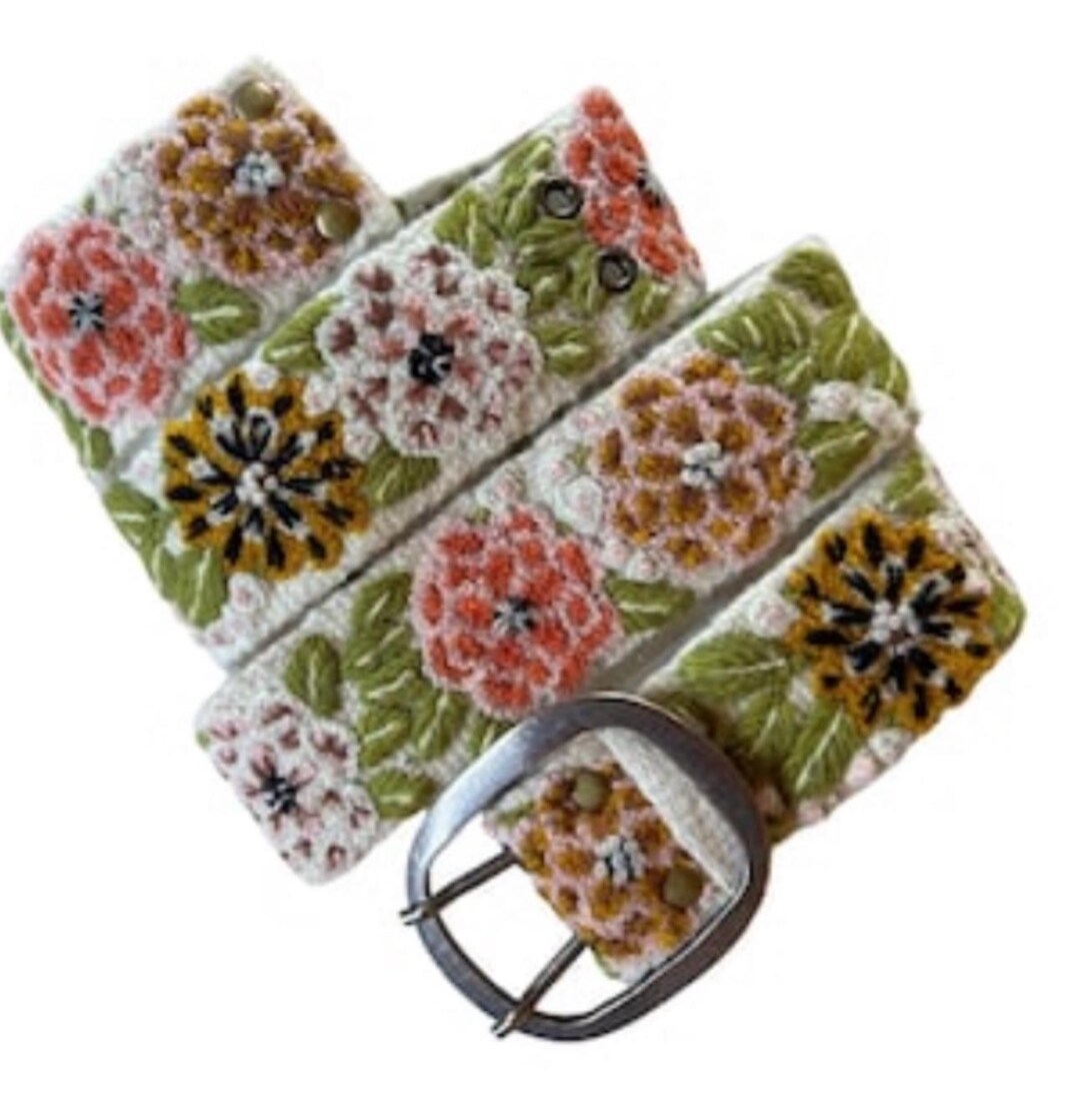Handmade Wool Embroidered Belt: Peruvian Floral Design  display picture 2