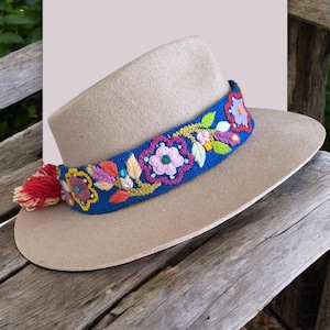 ELEGANT VINTAGE LIGHT BEIGE FELT FEDORA WITH MULTICOLORED RIBBON BAND lionlar Elegant Fedora Hat Simple Ribbon Band Belt Wide Brim  main image 4