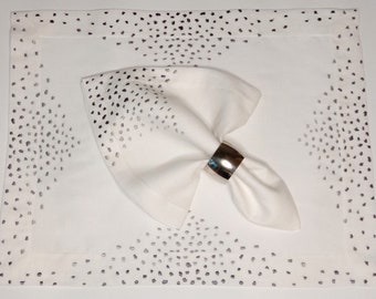 Set di tovagliette e tovaglioli in lino ricamati: pois grigi