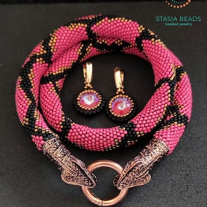 Rosa Schlangen Halskette mit perlenbesetzten Ohrringen