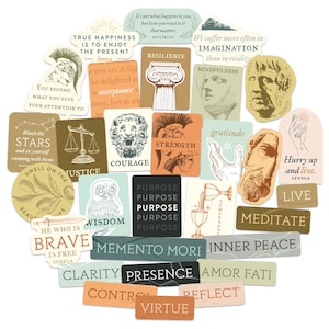 Op de afbeelding: Een verzameling kleurrijke stickers met inspirerende citaten en illustraties. De stickers bevatten citaten van filosofen zoals Seneca en Epictetus, en omvatten thema's als moed, kracht, doel en mindfulness.