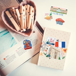 Pegatinas de viaje de París con peonías azul marino (25 unidades) - Estilo gouache, temática francesa, resistentes al agua, para álbumes de recortes, diarios y portátiles imagen 4