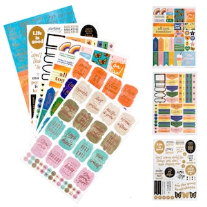 Op de afbeelding: Een set met kleurrijke stickers met motiverende en inspirerende citaten, waaronder "Het leven is goed", "Adem", "Je bent in staat", "Begin elke dag met dankbaarheid", "Liefde is vriendelijk", "Geef erkenning", "Je bent een goed meisje", "Chill gewoon", "Alles bij elkaar brengen", "Leuk mens", "Werk hard en groei", "Bloeit van binnen", "Maak het tellen", "Je bent on fire", "Ik ben zo dankbaar voor je", "Hack je week", "Zie het goede in alle dingen".