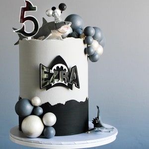 Topper de gâteau à thème requin avec numéro correspondant | topper de gâteau acrylique | anniversaire | gâteau | personnalisé | personnalisé | nom et âge