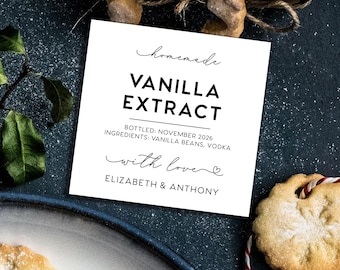 Peut inclure: Une étiquette carrée blanche avec du texte noir indiquant homemade VANILLA EXTRACT, BOTTLED: NOVEMBER 2026, INGREDIENTS: VANILLA BEANS, VODKA, with love, et ELIZABETH & ANTHONY. L'étiquette utilise une police manuscrite pour homemade et with love.