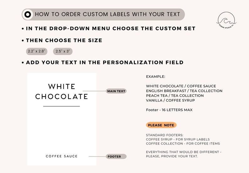 Pu&ograve; includere: Una guida su come ordinare etichette personalizzate con il tuo testo. L'immagine mostra un'etichetta bianca con il testo "WHITE CHOCOLATE" e "COFFEE SAUCE" in testo nero. I testi "MAIN TEXT" e "FOOTER" sono in riquadri a destra dell'etichetta. L'immagine include anche istruzioni su come ordinare etichette personalizzate, tra cui la scelta della dimensione e l'aggiunta del tuo testo nel campo di personalizzazione. Viene mostrato un esempio di etichetta con il testo "WHITE CHOCOLATE/COFFEE SAUCE, ENGLISH BREAKFAST/TEA COLLECTION, PEACH TEA/TEA COLLECTION, VANILLA/COFFEE SYRUP". Il testo "Footer - 16 LETTERS MAX" &egrave; sotto l'esempio di etichetta. Un riquadro "PLEASE NOTE" contiene informazioni sui pi&egrave; di pagina standard per le etichette di sciroppo di caff&egrave; e di collezione di caff&egrave;.