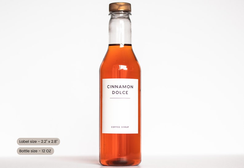 Pu&ograve; includere: Una bottiglia di vetro trasparente con un tappo marrone riempita di un liquido ambrato scuro. La bottiglia ha un'etichetta bianca con il testo "CINNAMON DOLCE" e "COFFEE SYRUP". La dimensione dell'etichetta &egrave; di 5,6 cm x 7,1 cm. La dimensione della bottiglia &egrave; di 355 ml.