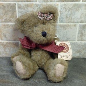 Sister B Bear.  Boyds Bear Gen-yoo-wine Boyds style 903006