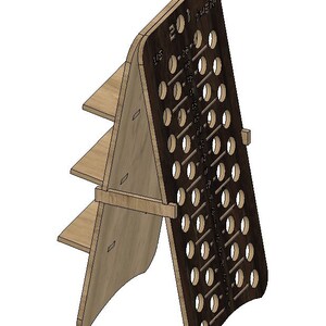 Può includere: Un supporto in legno con tre ripiani e un pannello laterale con una serie di fori etichettati con dimensioni US e metriche. Il supporto è in legno marrone chiaro e il pannello laterale è marrone scuro.