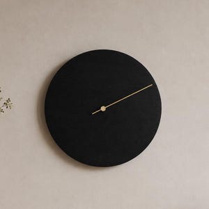 Relógio de parede cinético: arte em madeira de álamo cortada a laser, ponteiro dourado, edição limitada.