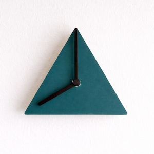 Reloj de pared pequeño de madera con diseño geométrico triangular en color verde azulado: un reloj minimalista para regalar a tus clientes.
