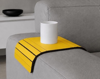 Mesa auxiliar amarilla para el brazo del sofá: Mesas auxiliares modernas para organizar el sofá y la sala de estar.