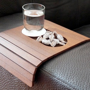 Mesa de braço flexível em nogueira escura para sofá, bandeja compacta sobre o apoio de braço do sofá, suporte para lanches, sofá dobrável moderno, móveis, decoração elegante para sala de estar