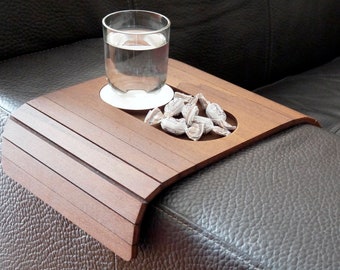 Mesa auxiliar en madera de nogal oscuro con posavasos y porta snacks para el reposabrazos del sofá o para el lateral del sillón para momentos de relax