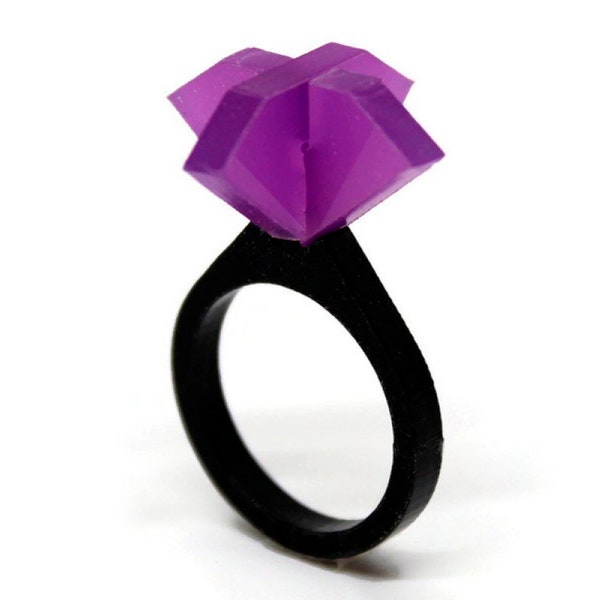 Solitär mit Amethyst aus lasergeschnittenem Acryl, einzigartiges Schmuckstück mit italienischem Design, Ring mit modernem und minimalistischem Stein