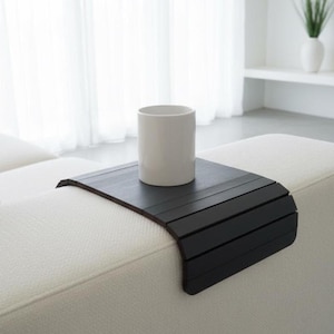 Antracytowa elastyczna tacka na podłokietnik sofy: włoskie stoliki boczne do salonu